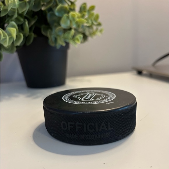 NHL 0fficial Hockey Puck, Colorado Avalanche - Picture 5 of 11